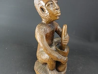 In hout gesneden afrikaans beeld - afbeelding 4 van  5