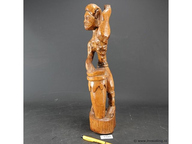 In hout gesneden afrikaans beeld - afbeelding 1 van  5