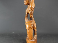 In hout gesneden afrikaans beeld - afbeelding 1 van  5