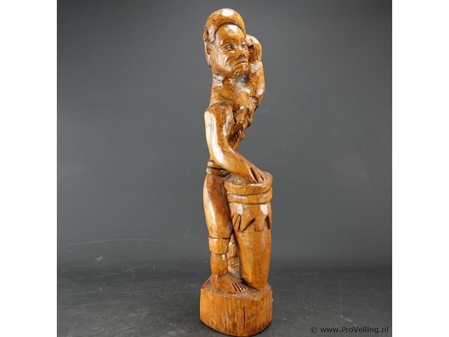 In hout gesneden afrikaans beeld - afbeelding 2 van  5