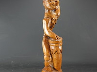 In hout gesneden afrikaans beeld - afbeelding 2 van  5