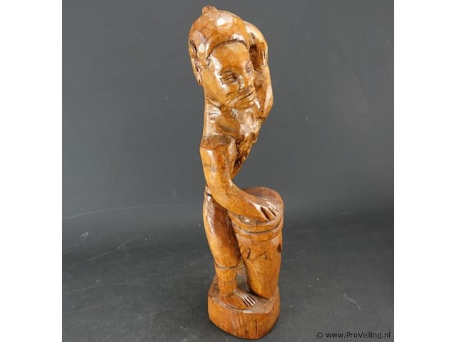 In hout gesneden afrikaans beeld - afbeelding 3 van  5