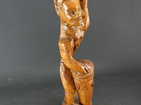 In hout gesneden afrikaans beeld - afbeelding 3 van  5