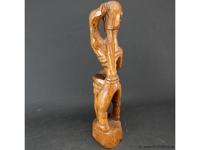 In hout gesneden afrikaans beeld - afbeelding 4 van  5