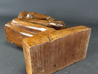 In hout gesneden beeld van een zittende man - afbeelding 5 van  5
