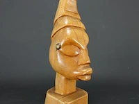 In hout gesneden buste - afbeelding 2 van  5