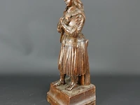 In hout gesneden figuur - afbeelding 2 van  5