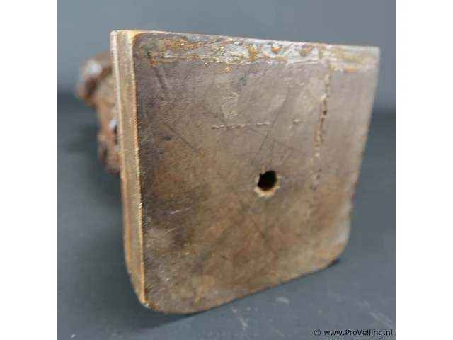 In hout gesneden figuur - afbeelding 5 van  5