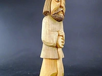 In hout gesneden man - afbeelding 4 van  5