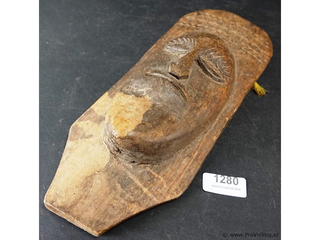 In hout gesneden masker - afbeelding 1 van  5