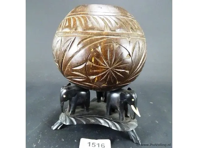 In hout gesneden vaas gedragen door olifanten - afbeelding 1 van  5