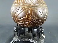 In hout gesneden vaas gedragen door olifanten