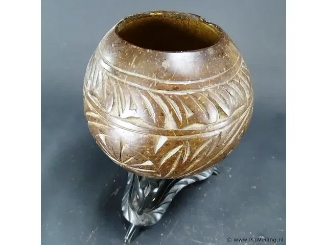 In hout gesneden vaas gedragen door olifanten - afbeelding 2 van  5