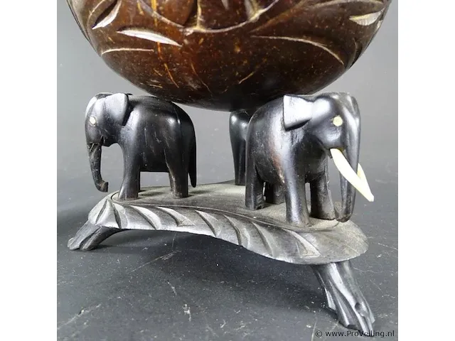 In hout gesneden vaas gedragen door olifanten - afbeelding 3 van  5