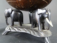 In hout gesneden vaas gedragen door olifanten - afbeelding 3 van  5