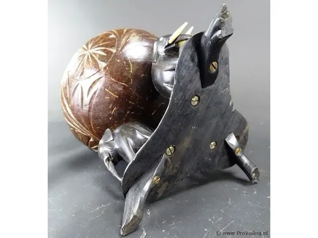 In hout gesneden vaas gedragen door olifanten - afbeelding 5 van  5