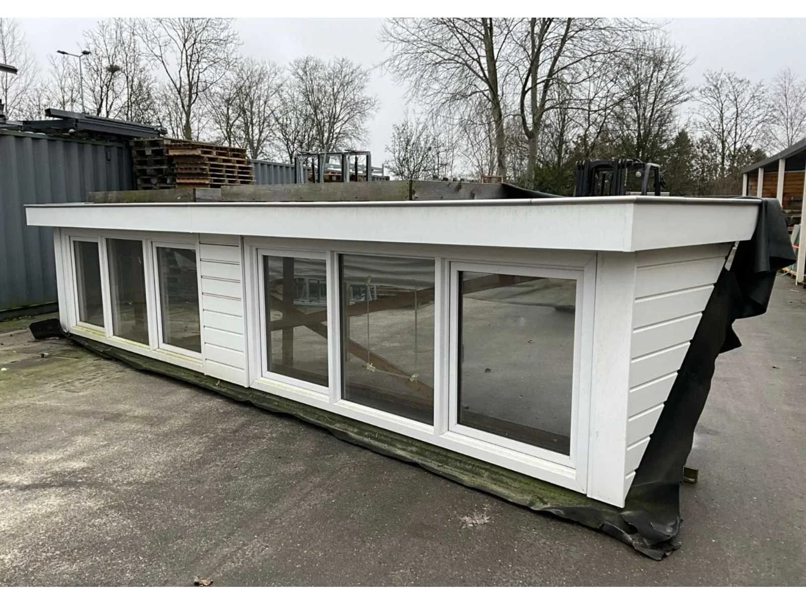 In verband met overstock, zonnepanelen, vloeren, hoveniersmateriaal, tuinhuisjes , natuursteen tegels en meer