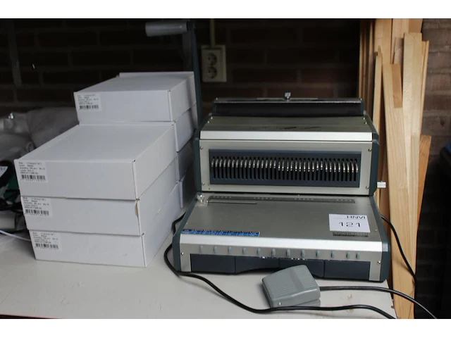 Inbindapparaat binder d310 met zeven deels aangebroken dozen bind spiralen. - afbeelding 1 van  2