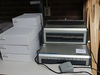 Inbindapparaat binder d310 met zeven deels aangebroken dozen bind spiralen. - afbeelding 1 van  2