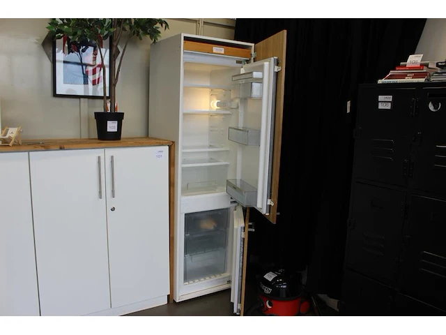 Inbouw koel / vries combinatie siemens in houten kast. afmeting 60 x 60 x195 cm. - afbeelding 1 van  3