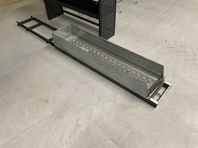 Inbouw werkbank met schappen voor bedrijfswagen - afbeelding 3 van  12