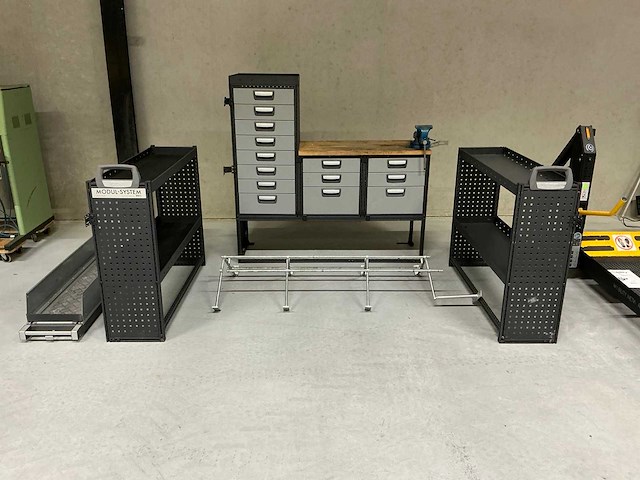 Inbouw werkbank met schappen voor bedrijfswagen - afbeelding 1 van  12