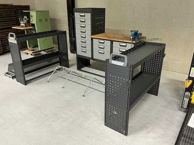 Inbouw werkbank met schappen voor bedrijfswagen - afbeelding 5 van  12