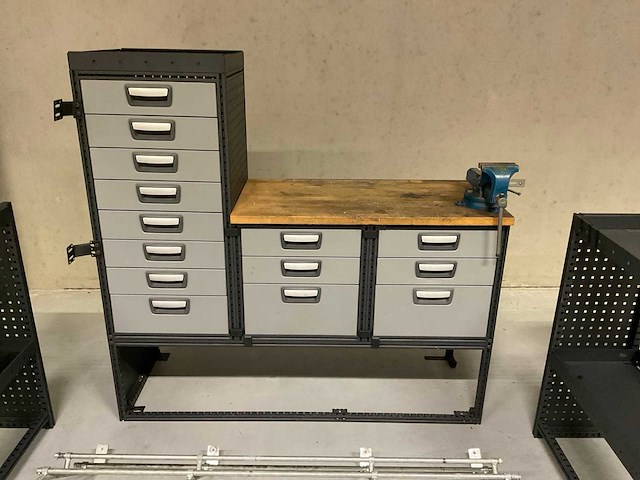 Inbouw werkbank met schappen voor bedrijfswagen - afbeelding 6 van  12