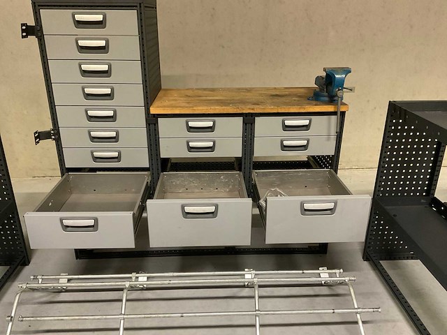 Inbouw werkbank met schappen voor bedrijfswagen - afbeelding 7 van  12