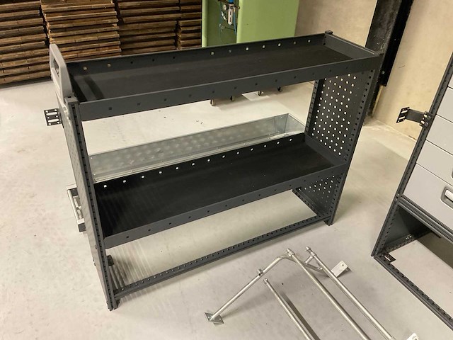 Inbouw werkbank met schappen voor bedrijfswagen - afbeelding 11 van  12