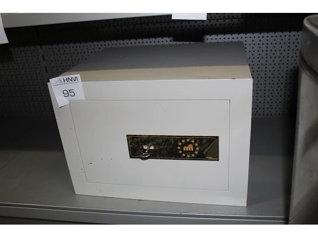 Inbraakwerende kluis met sleutel. afmeting 45 x 38 x 32 cm. margeproduct - afbeelding 1 van  2