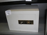 Inbraakwerende kluis met sleutel. afmeting 45 x 38 x 32 cm. margeproduct - afbeelding 1 van  2
