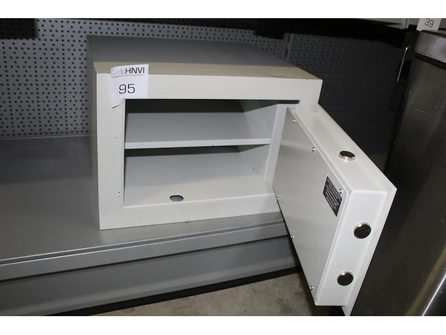 Inbraakwerende kluis met sleutel. afmeting 45 x 38 x 32 cm. margeproduct - afbeelding 2 van  2