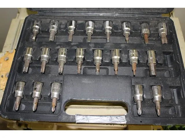 Incomplete doppenset in kunststoffen koffer. 21 stuks. - afbeelding 2 van  2