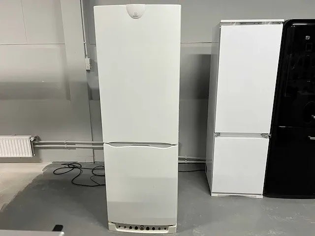 Indesit - indesit koelkast + medion el. kookplaat + philips tostimaker - afbeelding 1 van  17