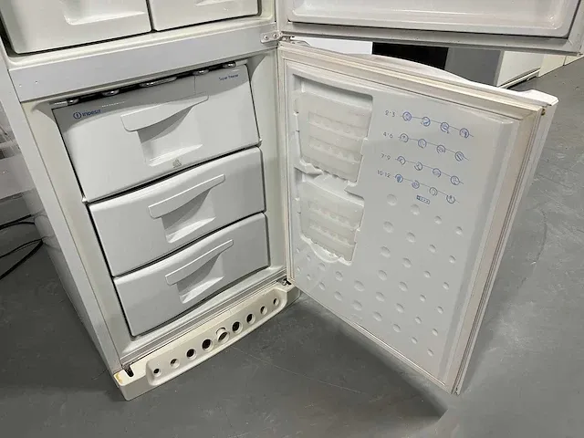 Indesit - indesit koelkast + medion el. kookplaat + philips tostimaker - afbeelding 13 van  17