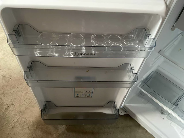 Indesit ins902aa inbouw koelkast met vriesvak - afbeelding 2 van  4