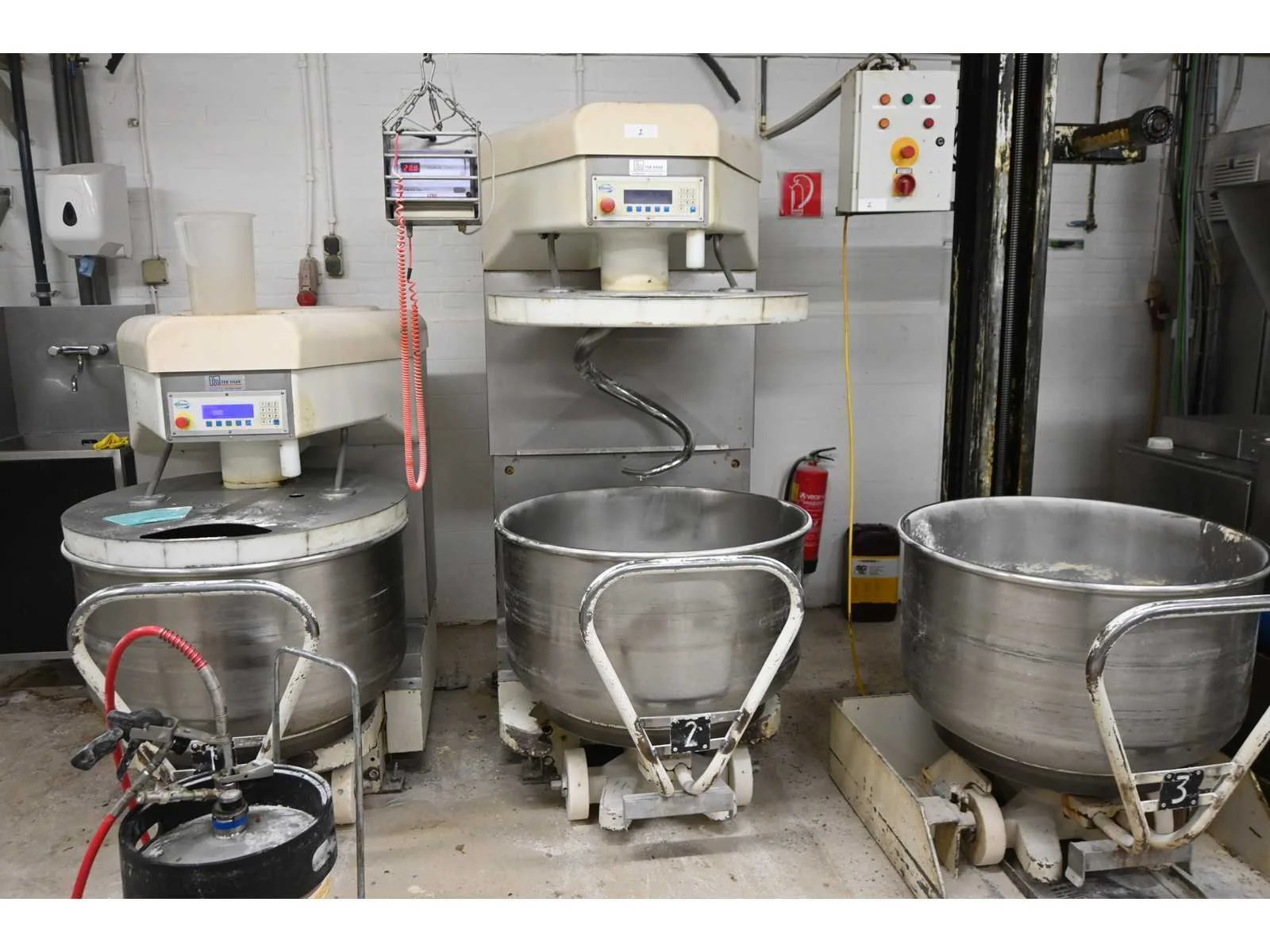 Industriële bakkerij- en kantoor inventaris uit faillissement