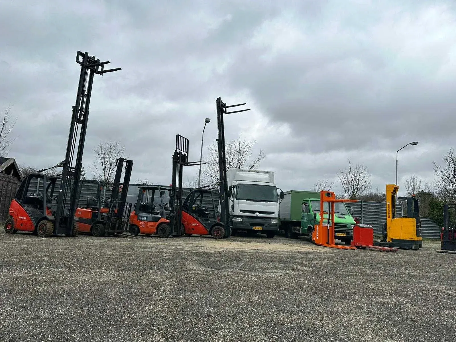 Industriële machines, gereedschappen, heftrucks en palletstellingen