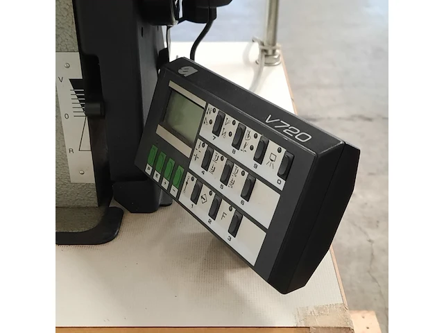 Industriële naaimachine op tafel, durkopp adler, k467 990096 467-65-fa-373, 1995 - afbeelding 2 van  14
