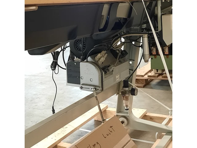 Industriële naaimachine op tafel, durkopp adler, k467 990096 467-65-fa-373, 1995 - afbeelding 4 van  14
