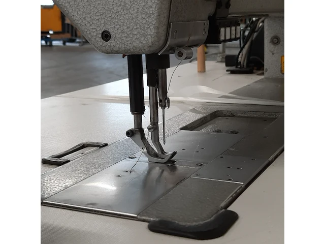 Industriële naaimachine op tafel, durkopp adler, k467 990096 467-65-fa-373, 1995 - afbeelding 5 van  14