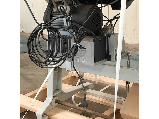 Industriële naaimachine op tafel, durkopp adler, k467 990096 467-65-fa-373, 1995 - afbeelding 6 van  14