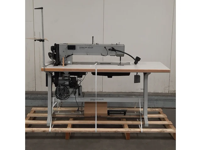 Industriële naaimachine op tafel, durkopp adler, k467 990096 467-65-fa-373, 1995 - afbeelding 1 van  14