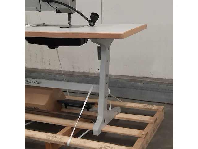 Industriële naaimachine op tafel, durkopp adler, k467 990096 467-65-fa-373, 1995 - afbeelding 7 van  14