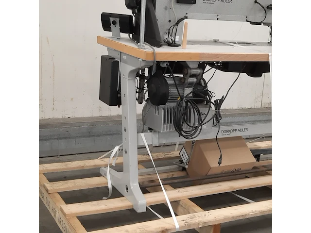 Industriële naaimachine op tafel, durkopp adler, k467 990096 467-65-fa-373, 1995 - afbeelding 8 van  14