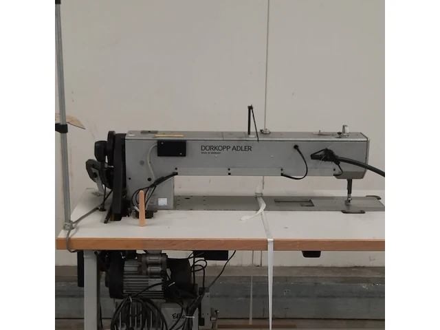 Industriële naaimachine op tafel, durkopp adler, k467 990096 467-65-fa-373, 1995 - afbeelding 9 van  14