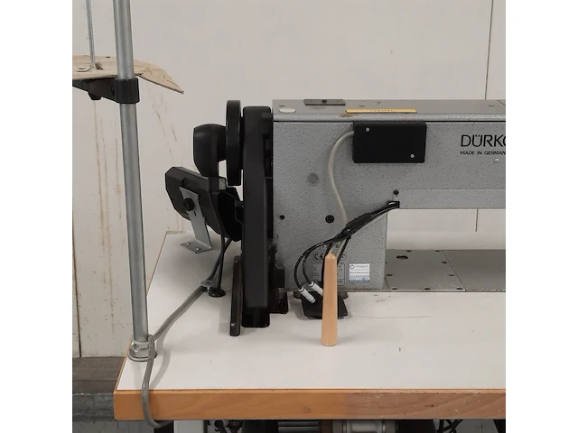 Industriële naaimachine op tafel, durkopp adler, k467 990096 467-65-fa-373, 1995 - afbeelding 10 van  14