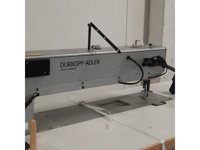 Industriële naaimachine op tafel, durkopp adler, k467 990096 467-65-fa-373, 1995 - afbeelding 11 van  14