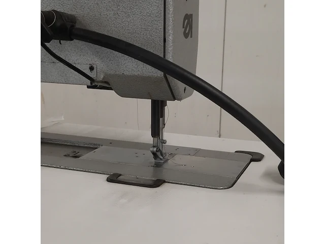 Industriële naaimachine op tafel, durkopp adler, k467 990096 467-65-fa-373, 1995 - afbeelding 12 van  14